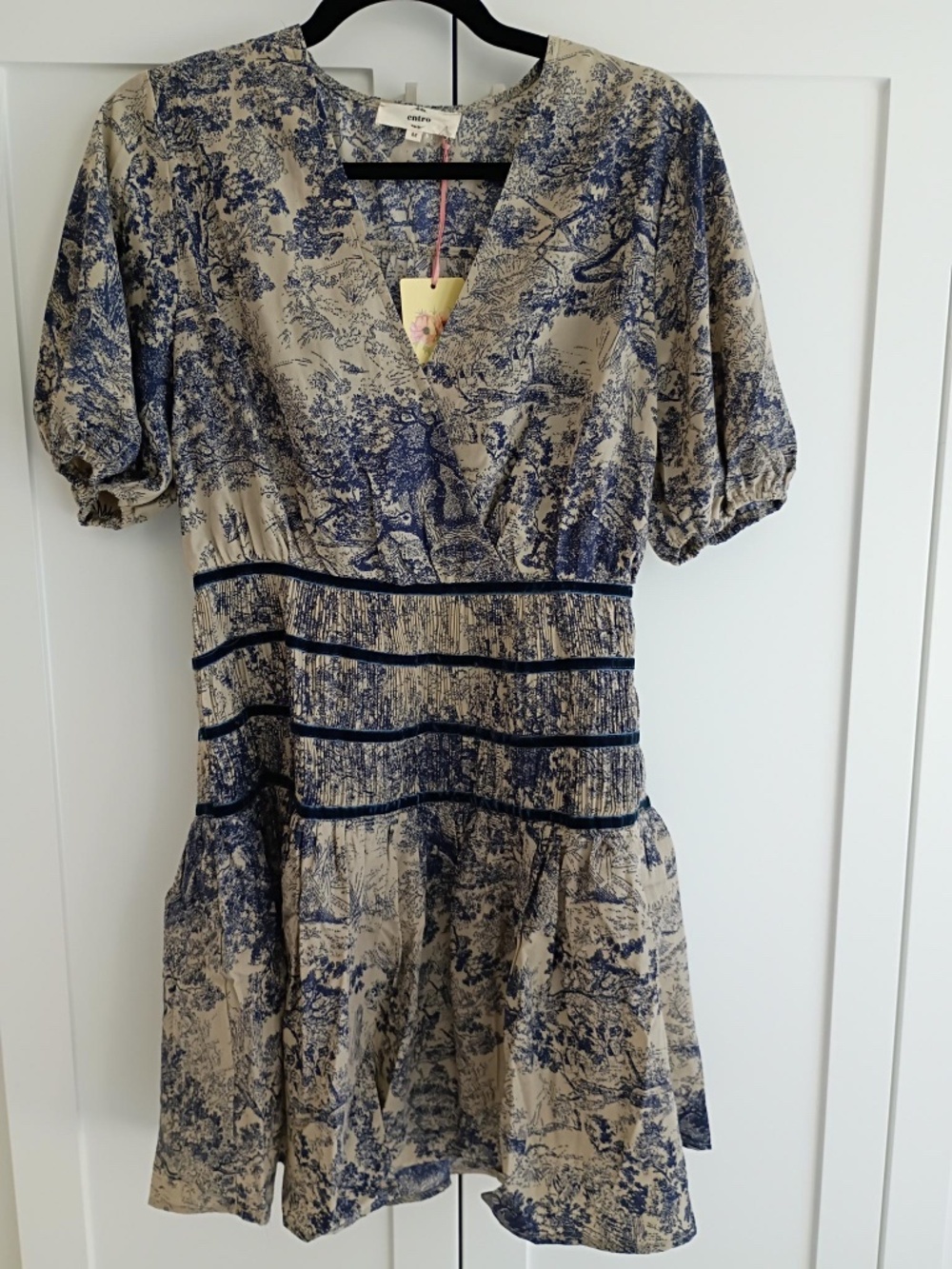 Super CUTE ENTRO Dress MEDIUM NWT